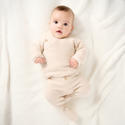 سترة رضيع منسوجة من التريكو باللون البيج للأطفال حديثي الولادة.